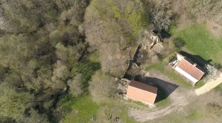 Découvrez la vidéo de drone du prieuré de Bléron